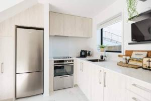 A kitchen or kitchenette at CBD with Style and Luxury - Free Parking