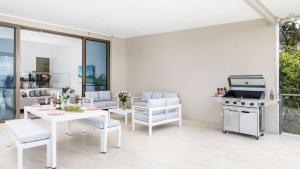 sala de estar con mesa y fogones en Coastal Breezes, en Corlette