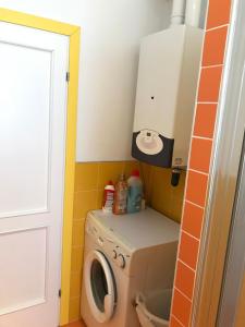 y baño pequeño con lavadora y secadora. en Mar-Vada Apartment Relax at the Tuscany coast, en Vada