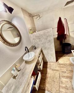 La salle de bains est pourvue d'un lavabo et d'un miroir. dans l'établissement El Satélite, à Córdoba