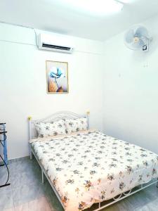 Кровать или кровати в номере D'Luna Homestay Terengganu - LADANG GEMILANG 2