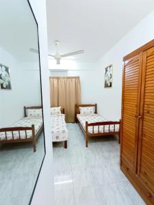 Een bed of bedden in een kamer bij D'Luna Homestay Terengganu - LADANG GEMILANG 2