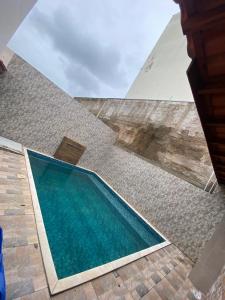 ein Schwimmbad in der Mitte eines Hauses in der Unterkunft Casa com piscina em boituva in Boituva