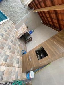 an overhead view of a kitchen with a wooden table at Casa com piscina em boituva in Boituva