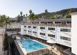 ロサンゼルスにあるFenix Hotel Hollywoodのスイミングプール付きのホテルの空中ビュー