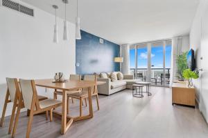 ein Wohnzimmer mit einem Tisch und einem Sofa in der Unterkunft Panoramic views 1 bed Beach Walk 27th Miami in Hollywood