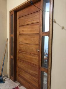 a wooden door in a room at Kitnet- Edícula em Fazendinha in Macapá