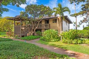 une maison avec une terrasse et une terrasse couverte dans l'établissement Kaanapali Plantation 57, à Lahaina