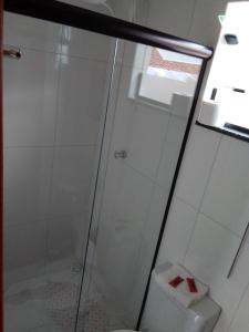 y baño con ducha y aseo. en Hospedagem Frez en Nova Friburgo