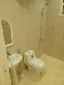 La salle de bains est pourvue de toilettes et d'un lavabo. dans l'établissement ركن ازدان للوحدات السكنيه 2, à Riyad