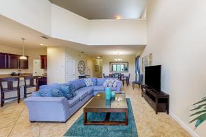 ein Wohnzimmer mit einem blauen Sofa und einem Tisch in der Unterkunft Cool in Kissimmee in Kissimmee