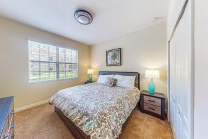 a bedroom with a bed and a window at Cool in Kissimmee in Kissimmee