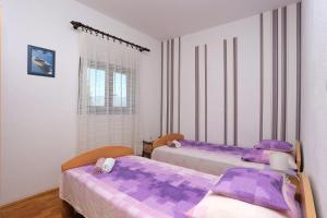 Postel nebo postele na pokoji v ubytování Apartments by the sea Slatine, Ciovo - 7274