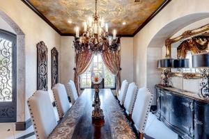 uma sala de jantar com uma mesa longa e cadeiras brancas em Lubbock Luxury Living em Lubbock