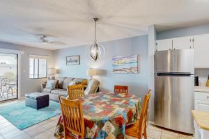 cocina y sala de estar con mesa y nevera en Plantation East II en Gulf Shores