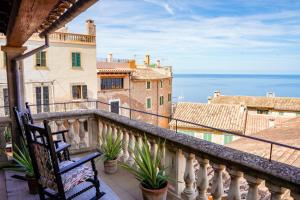 a balcony with a chair and a view of the ocean at Hotel D' Interior Can Colom in Banyalbufar