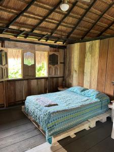 um quarto com uma cama num quarto de madeira em Eco-Conscious Oasis Punta Arena 01 em Playa Punta Arena