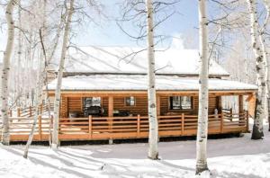 Una cabaña de madera en el bosque con nieve. en Peaceful Log Cabin in the Woods. 20 miles from ski resorts. Family Friendly!, en Heber City