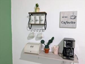 une étagère avec une cafetière et un grille-pain dans l'établissement Estudio Biznaga, à San José del Cabo