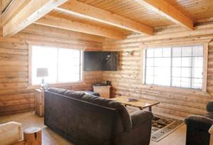 sala de estar con sofá y mesa en Peaceful Log Cabin in the Woods. 20 miles from ski resorts. Family Friendly!, en Heber City