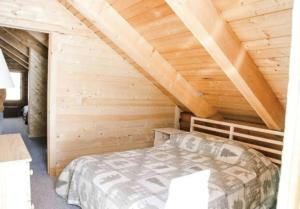 1 dormitorio con 1 cama en una cabaña de madera en Peaceful Log Cabin in the Woods. 20 miles from ski resorts. Family Friendly!, en Heber City