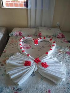 a bed with a heart made out of towels at Recanto do paraiso in Itacaré