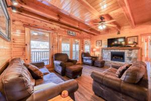 sala de estar con muebles de cuero y chimenea en Black Bear Ridge Resort: Valhalla Manor by DC, en Sevierville