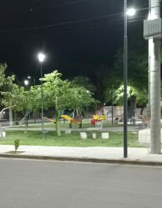 nachts ein Park mit Bäumen und einem Straßenlicht in der Unterkunft Departamento La Plazoleta in San Fernando del Valle de Catamarca
