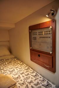 a room with a bed and a radio on the wall at cuchi-barco in Madrid