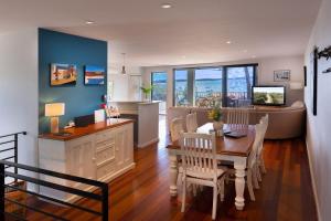 Posezení v ubytování Cossies at Corlette Stunning views & Beach access