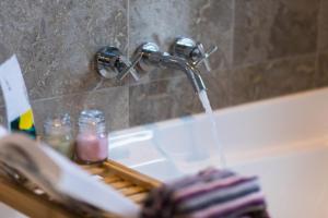 Koupelna v ubytování Cossies at Corlette Stunning views & Beach access + 19 fotografií