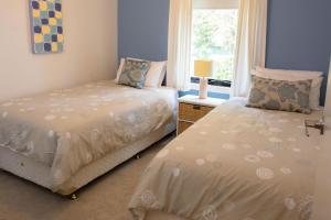 Postel nebo postele na pokoji v ubytování Cossies at Corlette Stunning views & Beach access