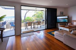 Posezení v ubytování Cossies at Corlette Stunning views & Beach access