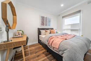 KeswickにあるThe Tea House - Apartment 3のベッドと机のある寝室