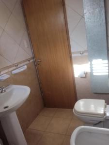 ein Bad mit einem WC und einem Waschbecken in der Unterkunft Casa Obrien in Barraquero