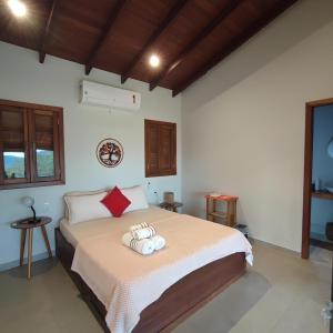 1 dormitorio con 1 cama con 2 toallas en Casa Mandala São Jorge, en São Jorge