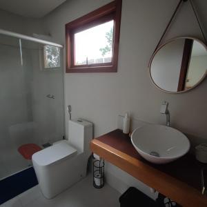 y baño con lavabo, aseo y espejo. en Casa Mandala São Jorge, en São Jorge