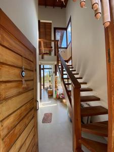 un pasillo con una puerta de madera y escaleras en una casa en Casa Mandala São Jorge, en São Jorge