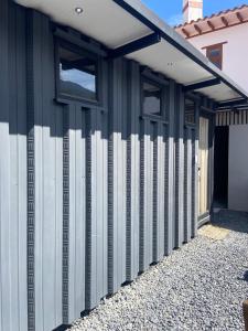 - un bâtiment noir et blanc avec des fenêtres dans l'établissement hosteline, à Villa de Leyva