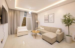 sala de estar con sofá y mesa en Luxury Brand New 1BD Apt in AJMAN FREE Parking NEAR Beach en Ajman 
