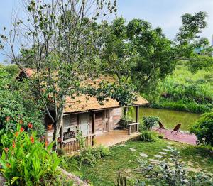 mały dom na środku ogrodu w obiekcie Boong House w mieście Bao Loc