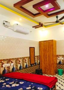 sypialnia z łóżkiem z czerwonym kocem w obiekcie SP cottage&home stay w mieście Yercaud +4 zdjęcia