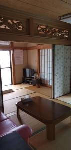 sala de estar con mesa y sofá en 指宿静香ibusiki shizuka en Ibusuki