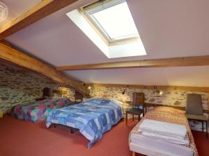 sypialnia na poddaszu z 2 łóżkami i świetlikiem w obiekcie Gîte La Terrasse-sur-Dorlay, 4 pièces, 8 personnes - FR-1-496-73 w mieście La Terrasse-sur-Dorlay