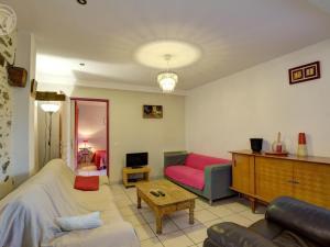 uma sala de estar com um sofá e uma sala de estar com em Gîte La Terrasse-sur-Dorlay, 6 pièces, 13 personnes - FR-1-496-72 em La Terrasse-sur-Dorlay