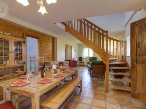 uma sala de estar com uma mesa de madeira e uma escada em Gîte La Terrasse-sur-Dorlay, 6 pièces, 13 personnes - FR-1-496-72 em La Terrasse-sur-Dorlay