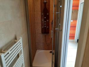 Φωτογραφία από το άλμπουμ του Charmant T2 rénové à Capbreton à 2 min de la plage avec parking privé - FR-1-239-901 σε Capbreton