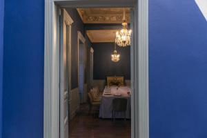 Palacio Julio Hotel في بوبلا: غرفة طعام مع طاولة والجدار الأزرق