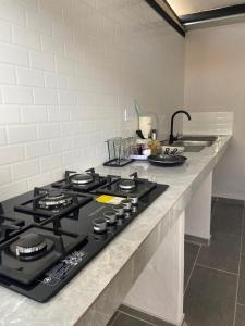 um balcão de cozinha com um fogão preto forno superior em hosteline em Villa de Leyva