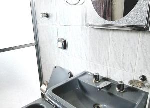 a bathroom with a sink and a mirror at Pousada do italiano barra bonita in Igarassú